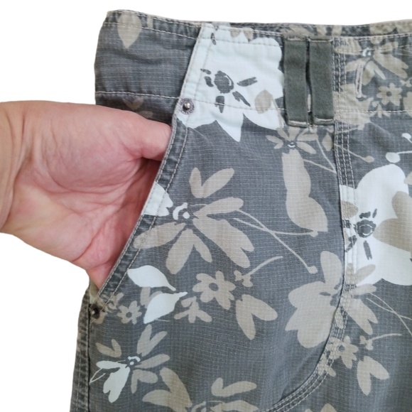 Gloria Vanderbilt Gray Floral Skimmer Capri Pants Size:‎ 8 - Picture 4 of 10